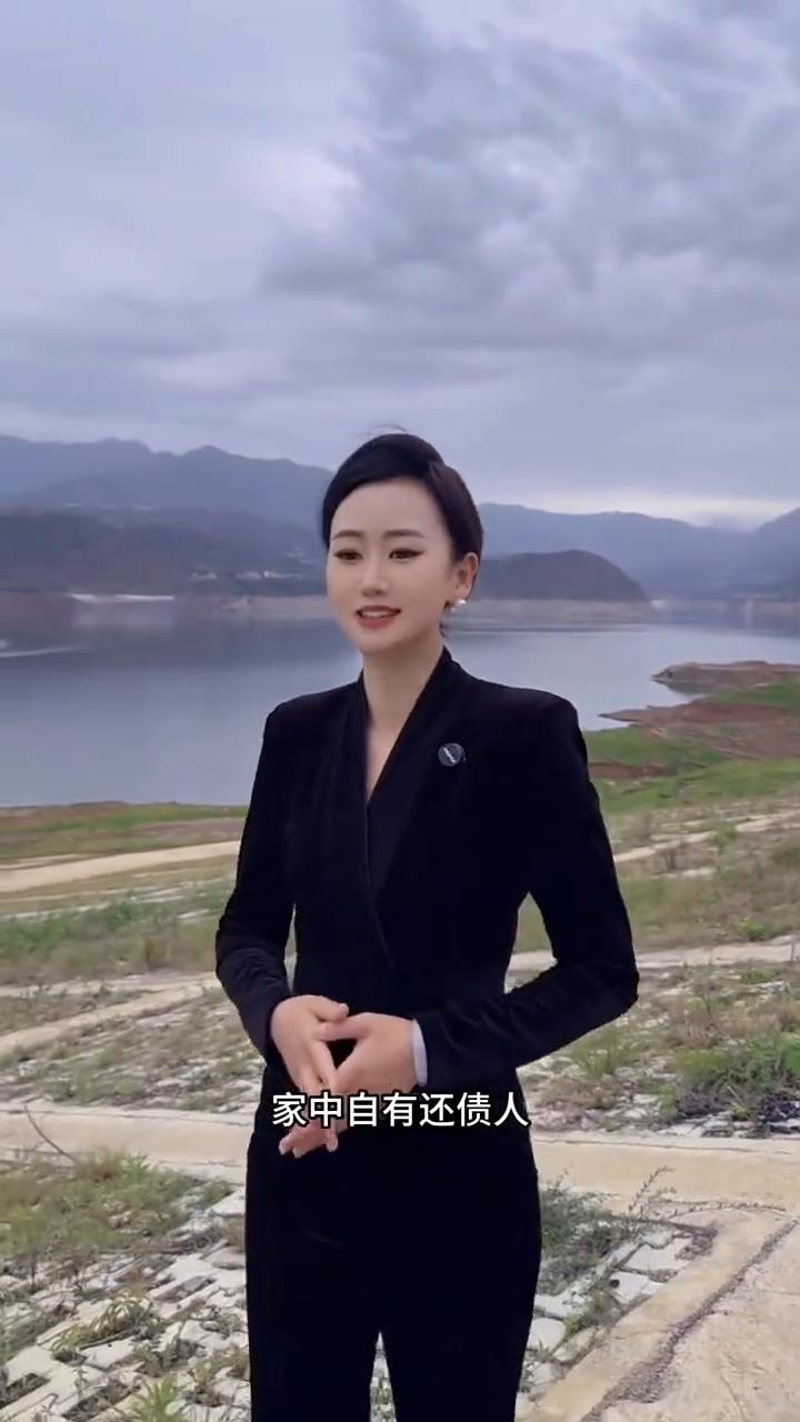 做人要留有余地。
劝君莫做缺德事，家中自有还债人。莫道因果无人见，远在儿孙近在身