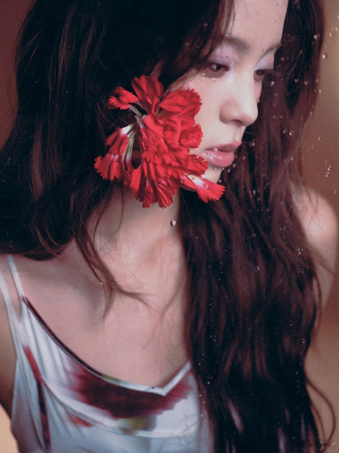 欧阳娜娜风中摇曳的玫瑰欧阳娜娜身上穿着手里拿着康乃馨欧阳娜娜风中摇曳的玫瑰，好美