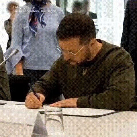 泽连斯基首次出现在海牙时戴着眼镜。

早些时候在接受采访时，泽连斯基表示，在俄罗