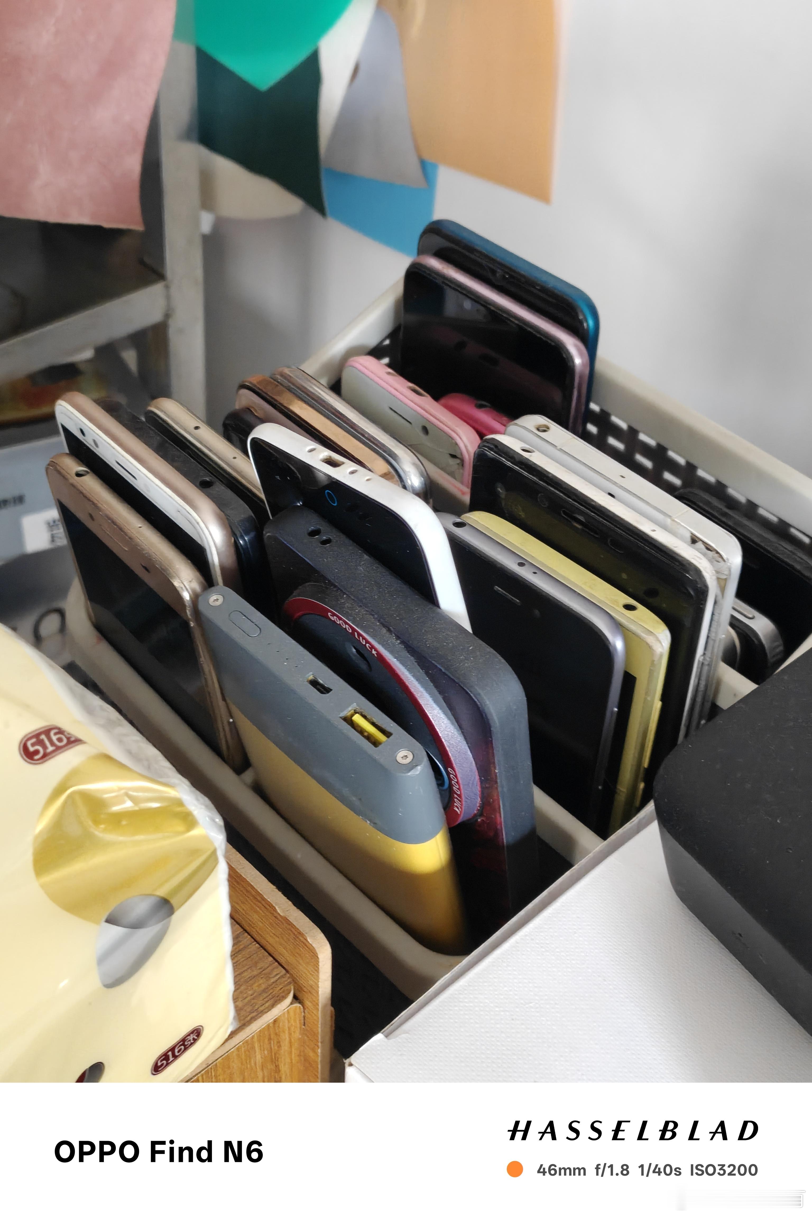 线下买手机，第一步不是看门店给的赠品多不多，而是先核对机型完整型号与官网标配参数