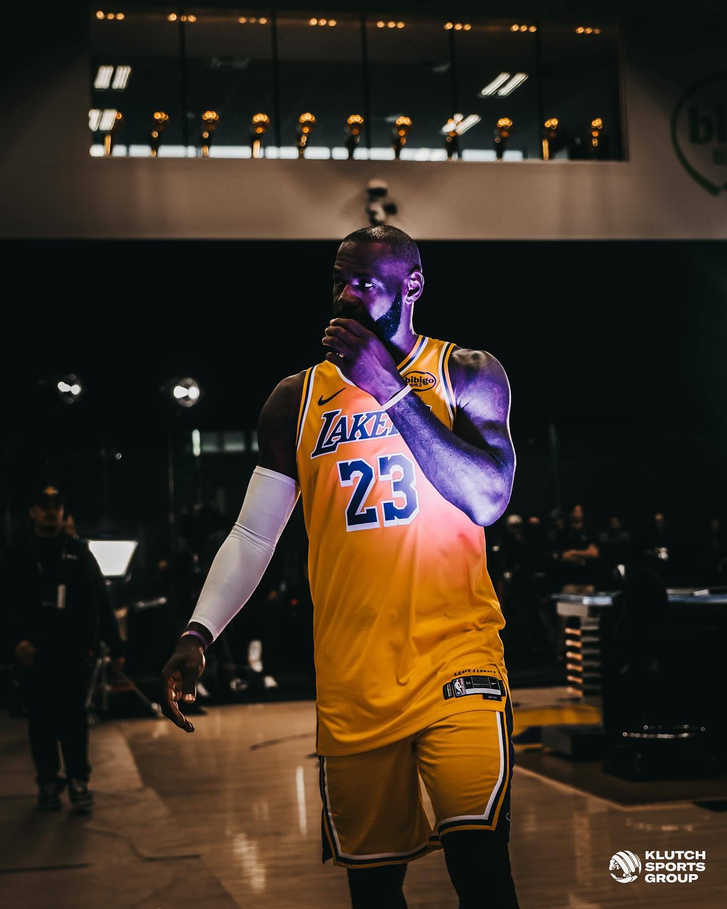 詹姆斯更新ins：“属于你的23赛季/23年👑，好好把握吧！🫡🙏🏾🤎”