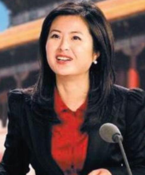 42岁的央视主持人张泉灵辞去工作后，趁着60岁的丈夫不注意，带着存款147万，前