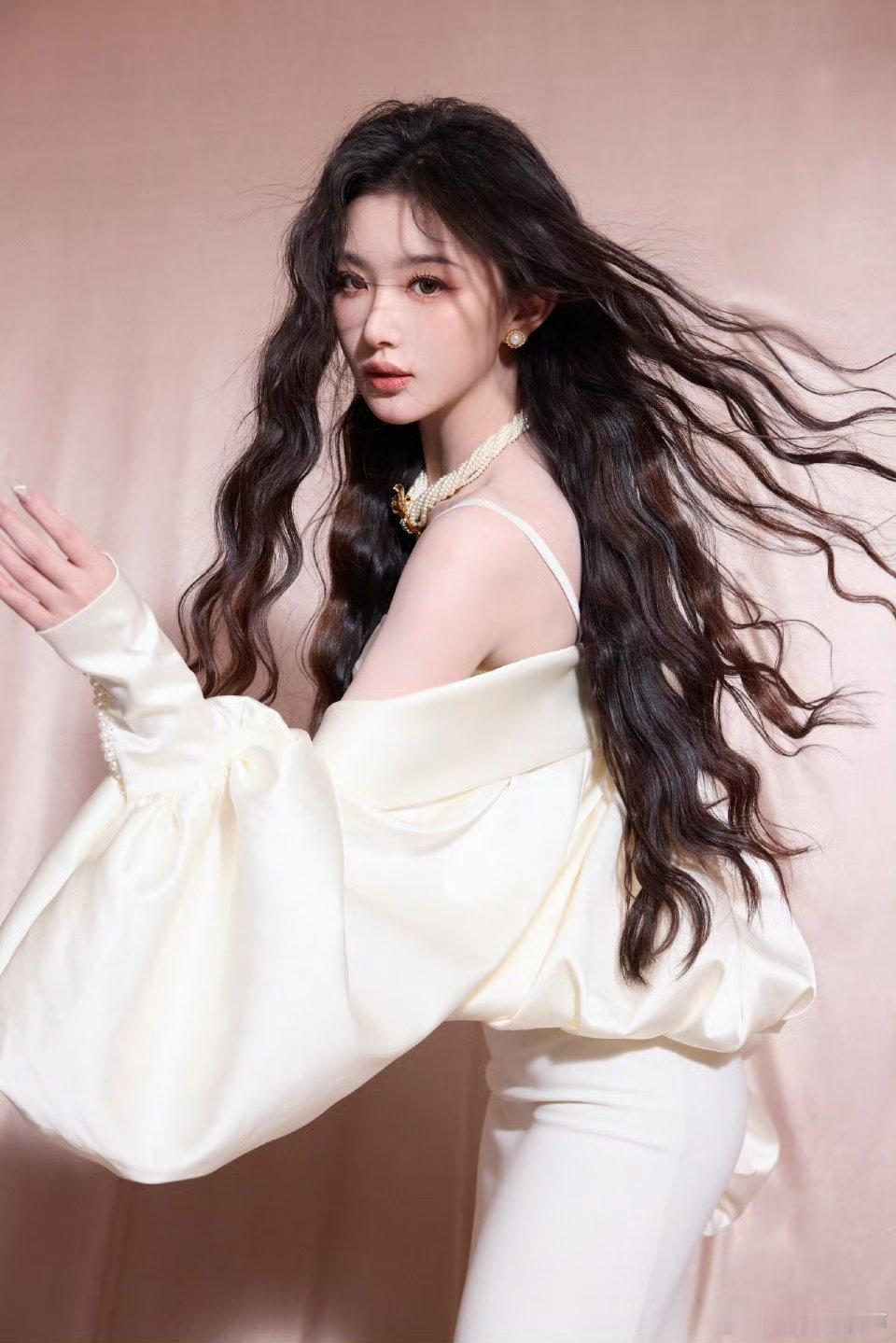 顶光下的孔雪儿气场很强大的女孩子，看起来格外迷人。 孔雪这样惊艳到我了，简直不要