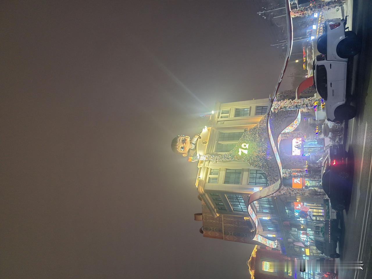 下雪了，好冷，路边小贩都围炉取暖。我炖个羊肉，吃吐鲁番的馕，滋补御寒。无私奉献方