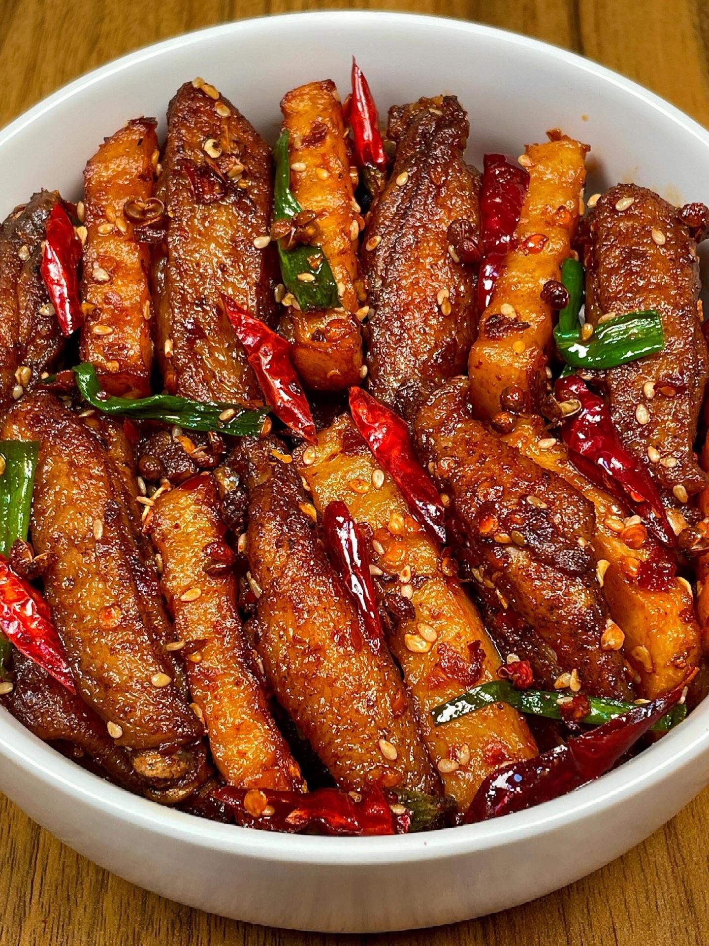 土豆和鸡翅简直就是绝配啊。士豆软糯香甜！鸡翅外酥里嫩！ 配上米饭我可以...