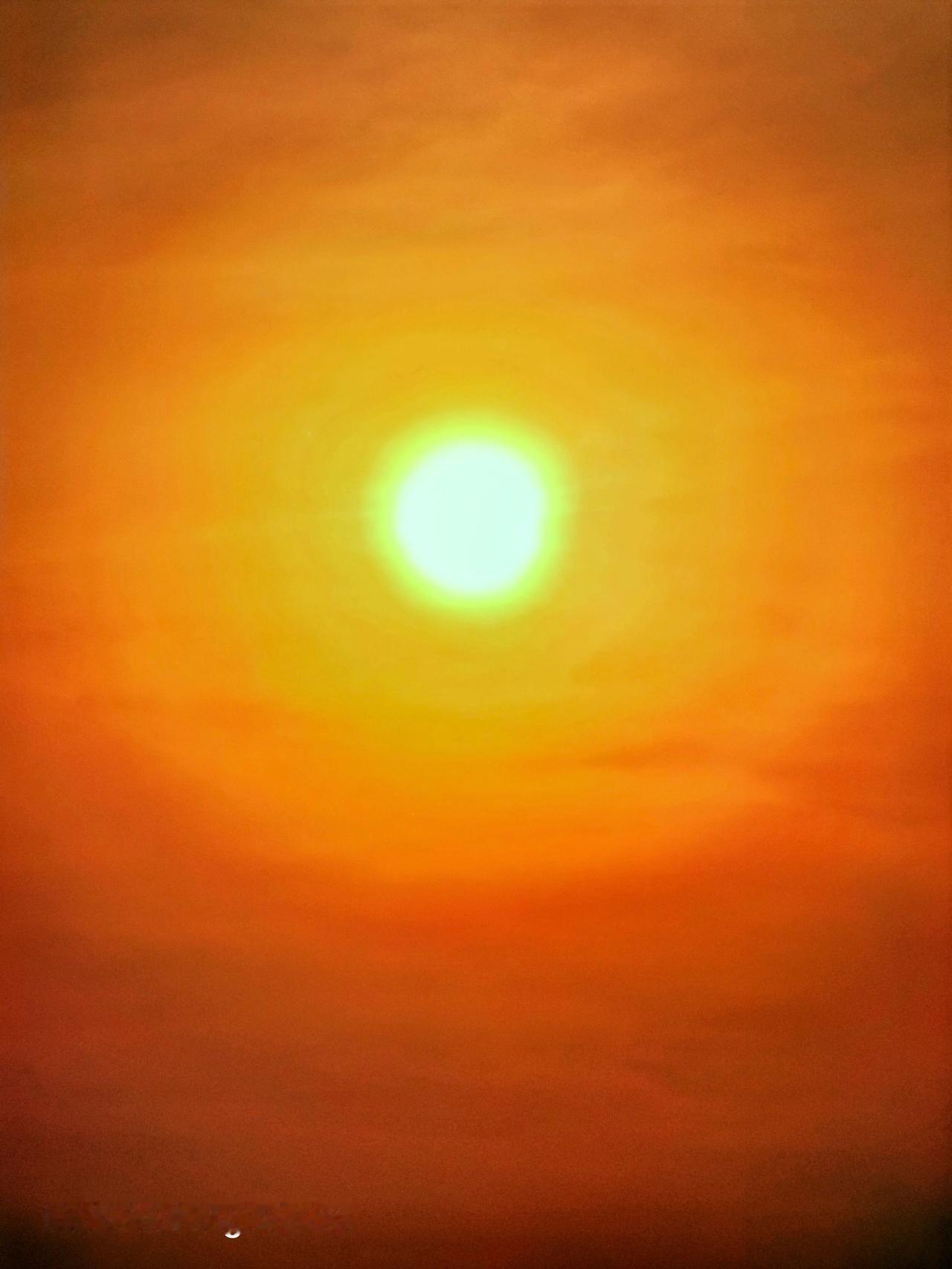 天空之城绝对是打卡夕阳西下的宝藏地！上次我去那，临近傍晚，天空渐渐被橙红色晕染。