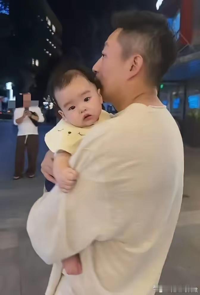 瞧瞧这五个月的小宝贝，奶呼呼的趴在爸爸肩膀上，汪小菲抱着娃在前面走，马筱梅跟在后