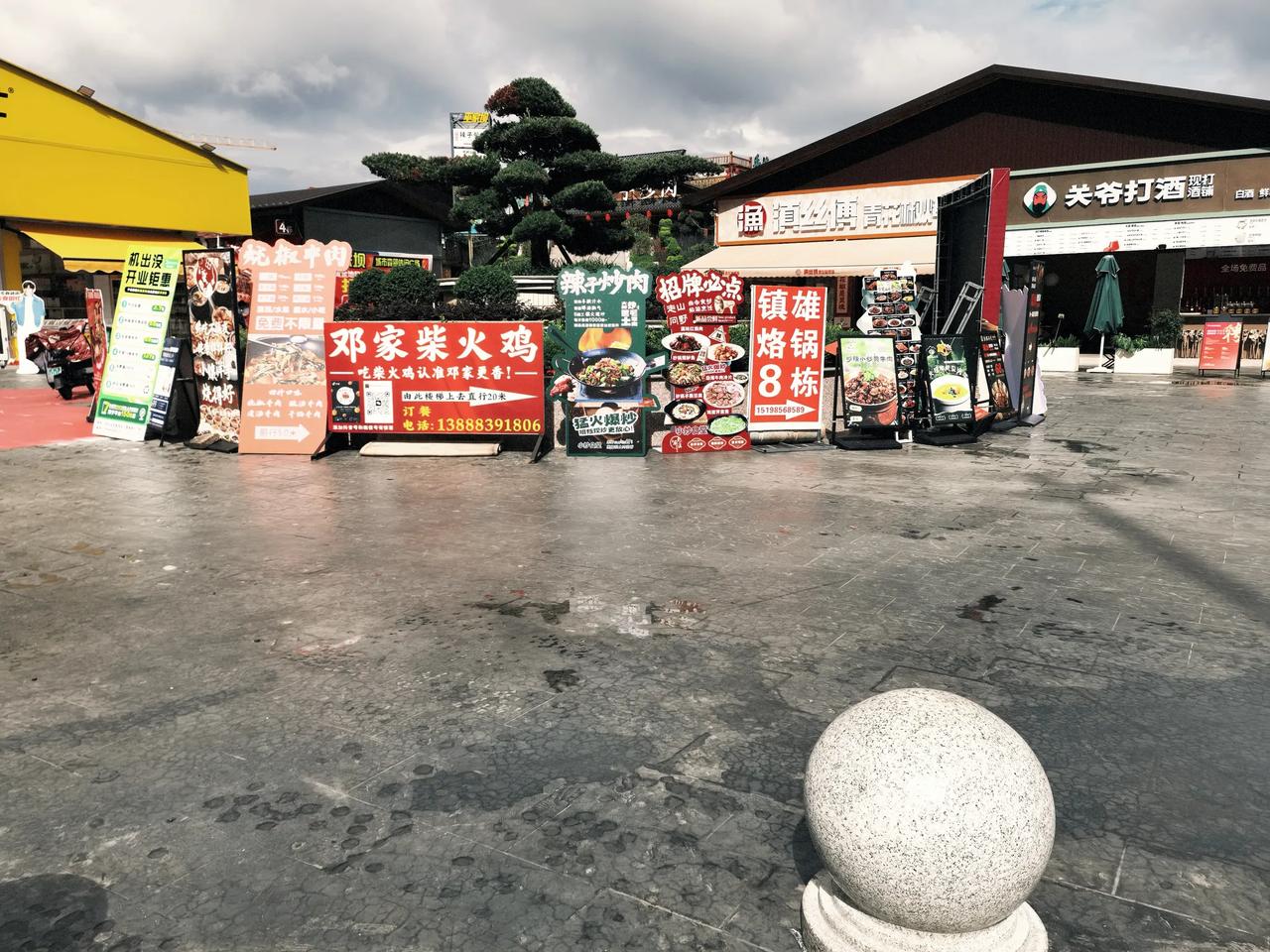 巫家坝北区的烟火嚣在巫家坝城市森林公园这个露天商业终合体里呈现出来了。现在陆续有