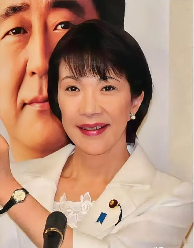 日本政坛这波内阁改组，水远比看上去深。

9月17日，高市早苗内阁全体阁僚集体辞