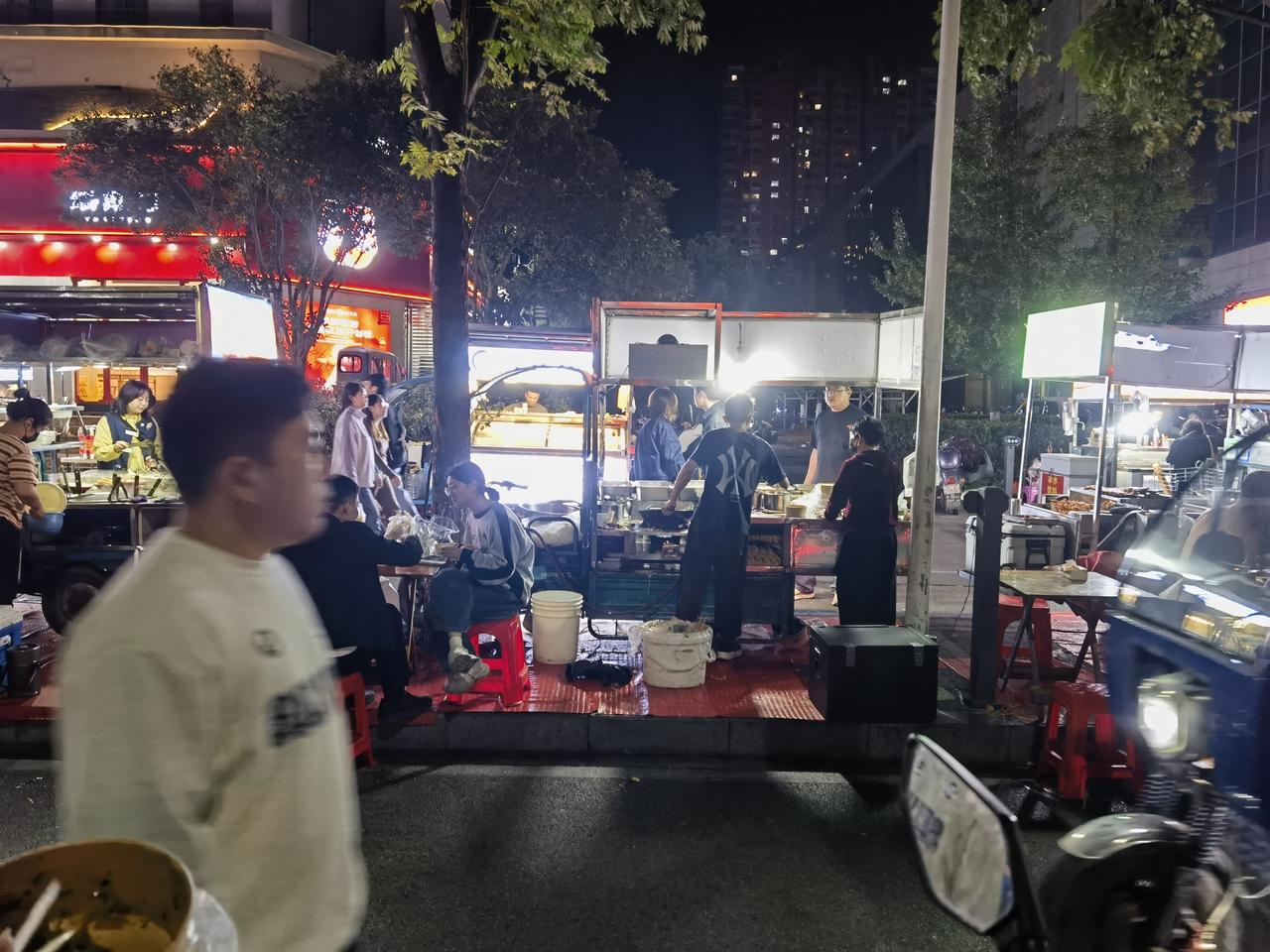 长虹金域路口那口锅，为什么天天排长队？

 ——藏在景德镇街头的人间烟火，吃过的