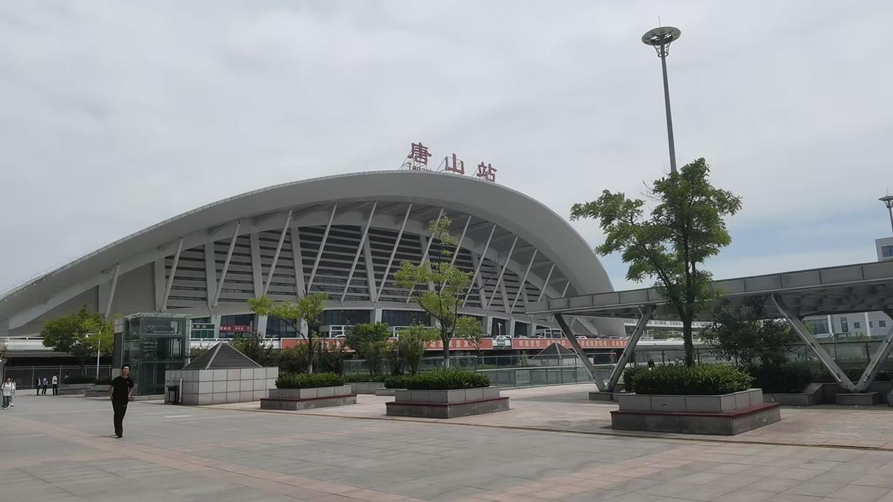 五班长王景文，1975年在当时是喜桂图旗，后来的牙克石市应征入伍。
入伍前经常单