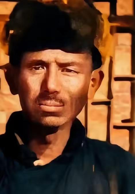 他因屡次不降，50多口亲人被杀！妻子为掩护他，举枪自尽；岳母被枪杀，儿子遭活埋，