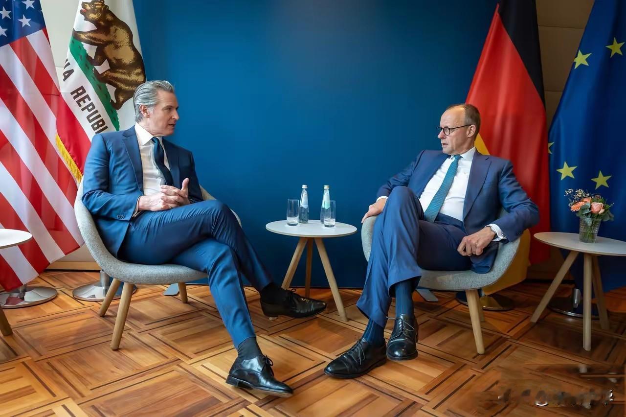 完美复制，这是在慕尼黑会议的局部会晤，德国总理与美国某位州长在相谈时的坐姿基本上