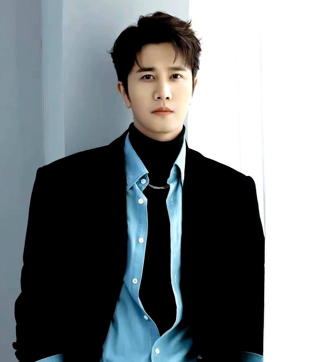 彭冠英长得好演技也行，身高一米八八，始终没成顶流。
 

他这人挺佛系。拍完《玫