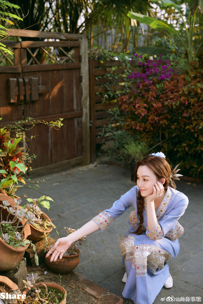 范玮琪初舞台唱如果的事 范玮琪的歌声多年未变，初舞台深情演唱，每一句都充满回忆感