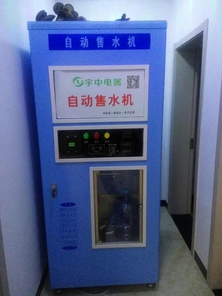 “浙江普陀山景区摊上大事！”男子在景区买矿泉水，发现商店卖8块，而平价自助机只卖