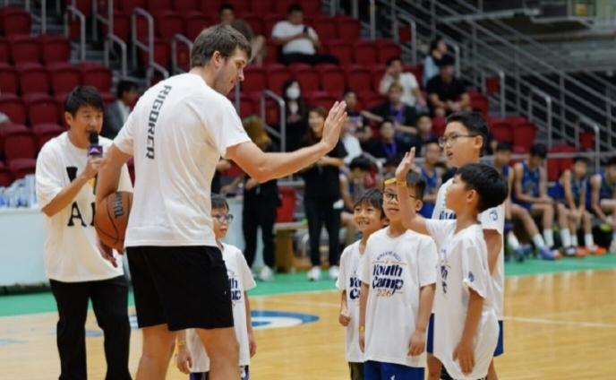 优质偶像！里夫斯耐心指导小球员！

NBA湖人球星里夫斯在休赛期刚获得生涯第一份
