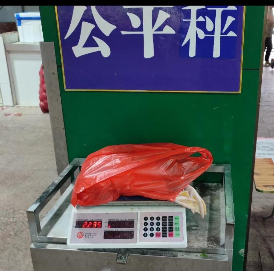 【周六去菜市场买条鱼，你回家复秤过吗？广州这些“鬼秤”，到底谁来治？】老牛今天不