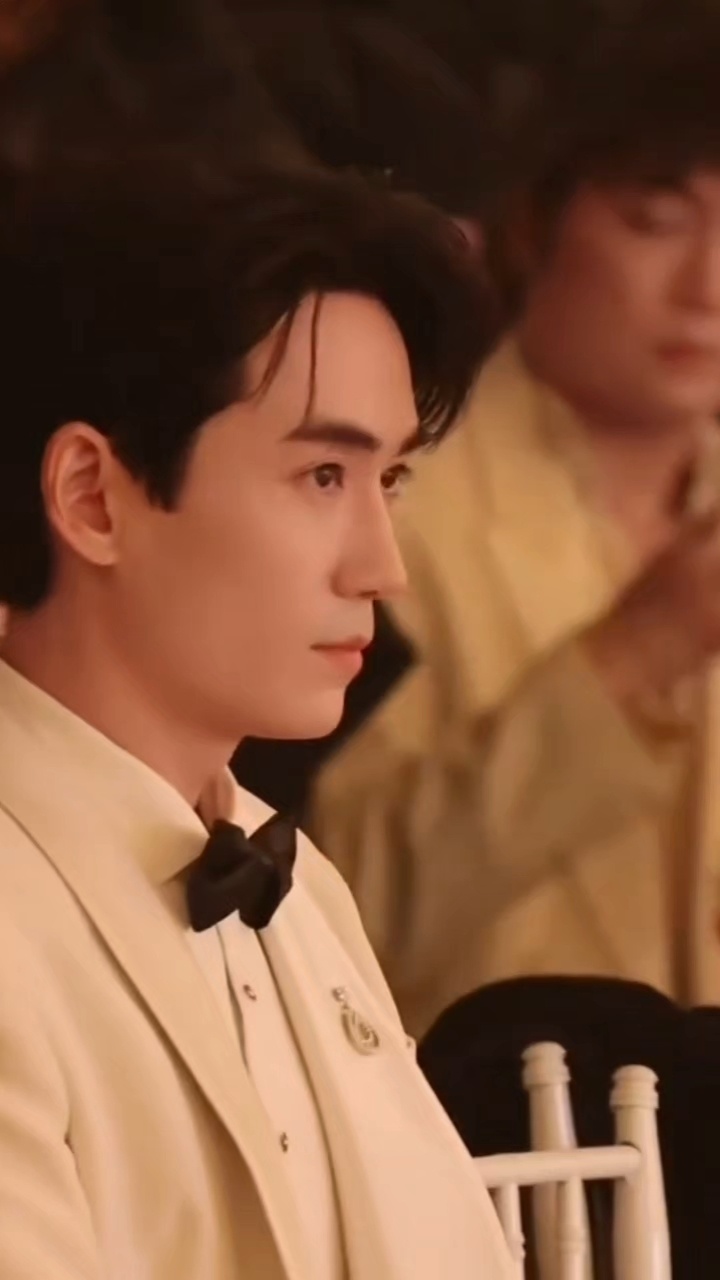 朱一龙这和结婚现场有什么区别翩翩公子温润如玉，朱一龙今天真的是白马王子，搭配精致