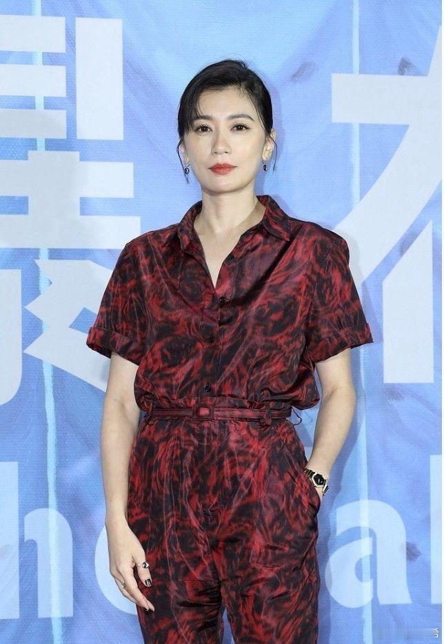 贾静雯又时尚了一把！穿酒红色连体裤时髦高级，腰臀比例惹人羡！ ​​​