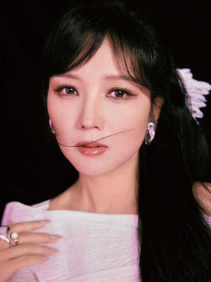 #何洁可惜不是你一开口就是BE感# 何洁的嗓音绝了，“可惜不是你，陪我到最后”，
