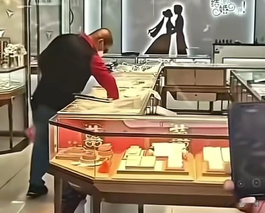 白天、多人围观这两组词连起来，你绝对不会想到有人在这环境下盗取黄金。

10月2