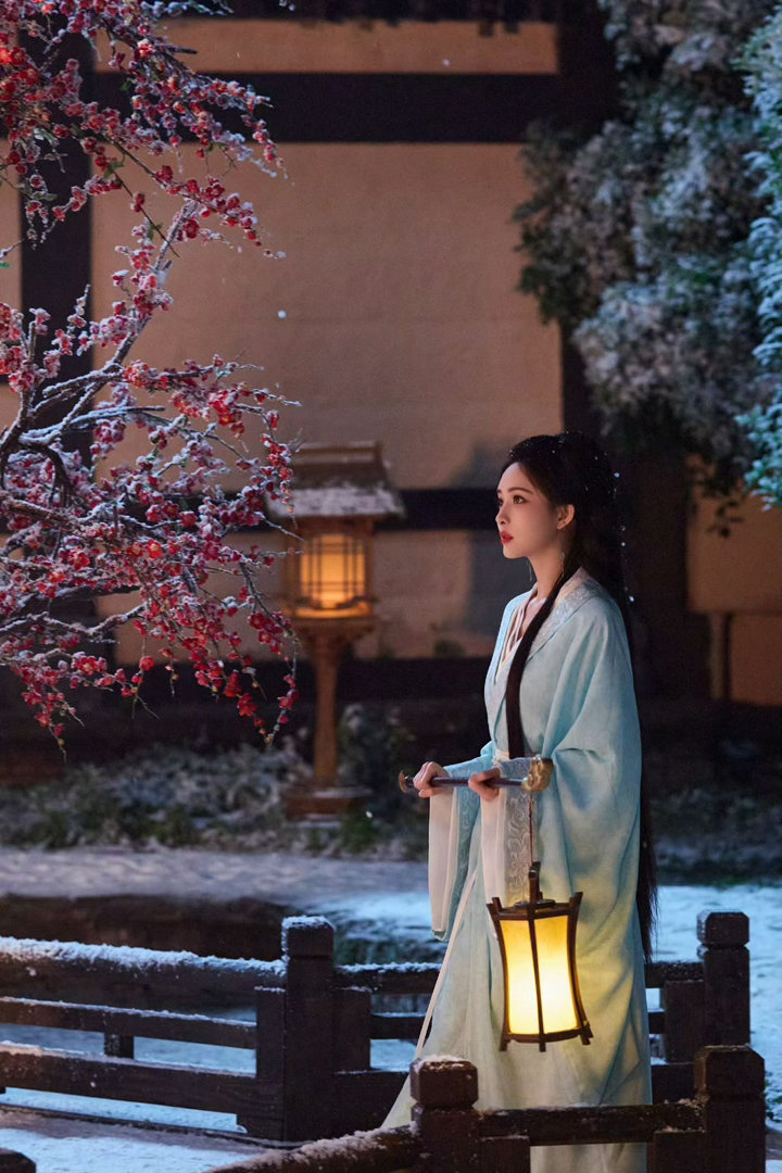 孟子义百花杀雪景剧照光是看剧照就能想象剧中雪景戏份有多动人，孟子义黄衣造型温柔高