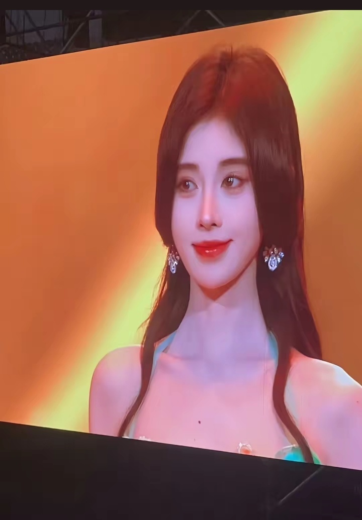 鞠婧祎 鞠婧祎真是长了一张天生就适合上大屏的脸 