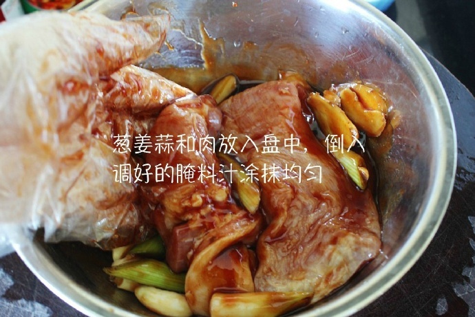 【蜜汁叉烧】让你黯然销魂的蜜汁叉烧，软嫩多汁，边切边舔手指，简直是无法形容的好吃