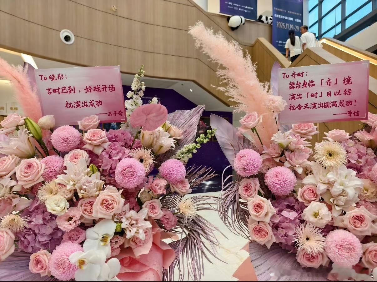 王子奇演学生的轻盈感王子奇自留款竹马眼镜加持氛围感直接拉满，王子奇把学生时期曹信