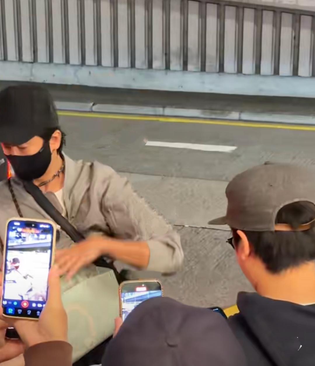 中国香港明星洪天明到达晚宴现场，他很是低调，自己开车来，没有助理也没有保镖跟随，