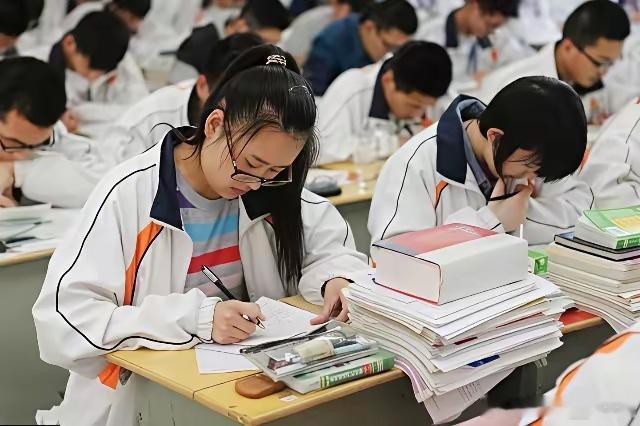 今天高考数学的情况跟25年差不多就是基础题目很基础，选择前五个基本没啥难度，送分
