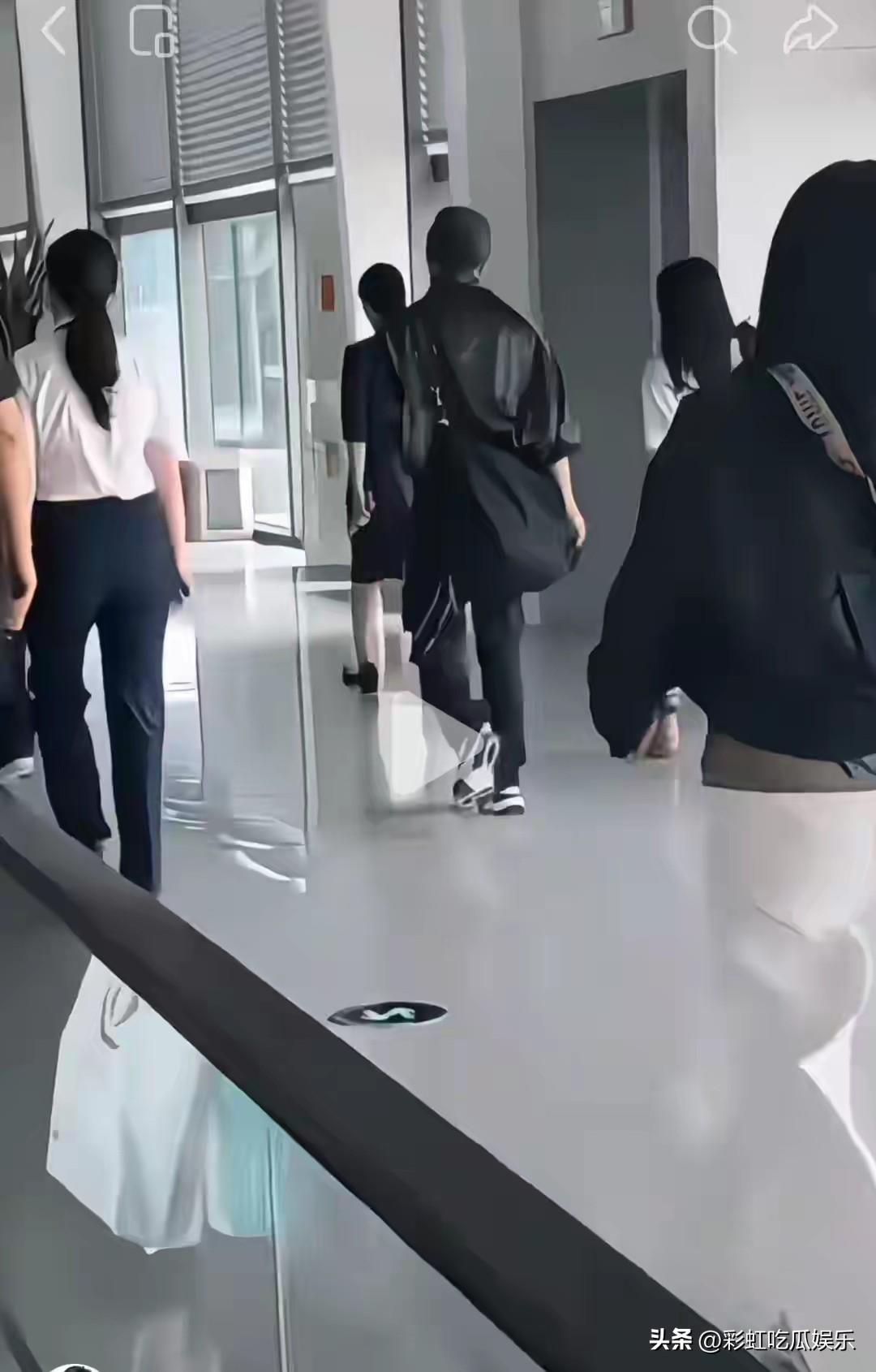 谢霆锋回青岛筹备演唱会了，后天演唱会照常进行，他为什么不取消演唱会？

一是要赔