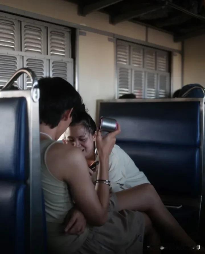 一些女人喜欢“被虐”的心理学逻辑是：

他强压在我身上的这部分恐惧，
我可以承受