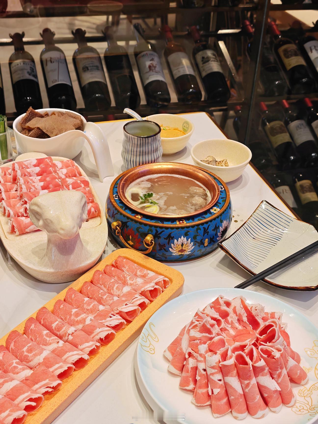 铜锅里的羊肉配上老北京的麻酱，完全没有膻味，天气还不够冷，深圳需要再冷些。  ​