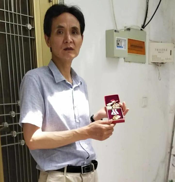 对越自卫反击战一等功臣张长海，潜伏3天3夜，不吃不喝，大小便随身排出。405战斗