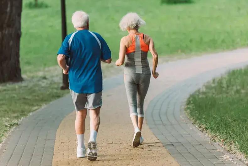 退休医生坦言：寿命长不是靠多走路和多睡觉，而是坚持这2件小事

现在到处都在讲健