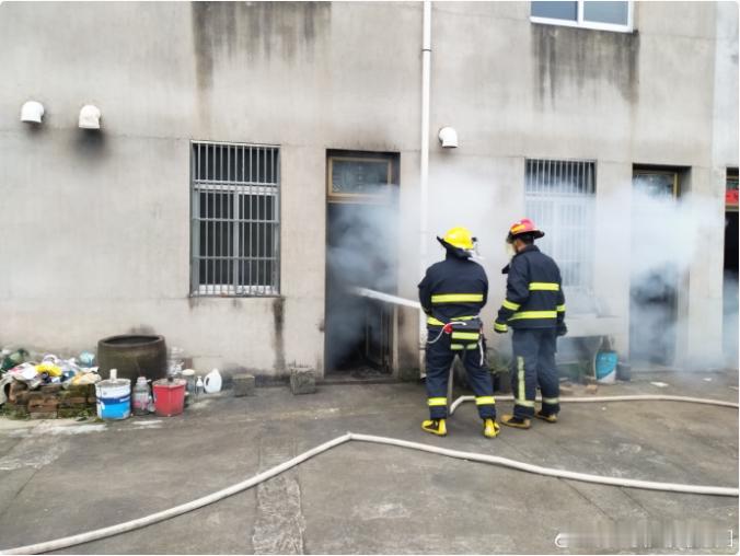 突发火情台州消防闪电出击暖心守护夕阳红老人用火不慎引发火情，消防快速处置，暖心守