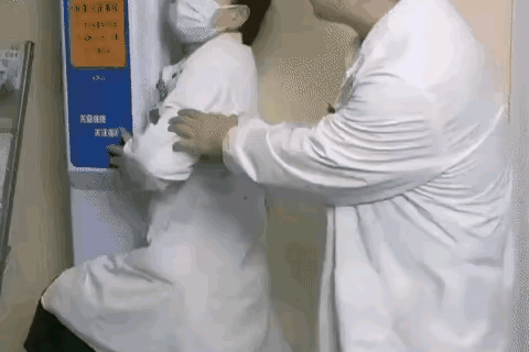 医院茶水间，护士小刘捂着屁股龇牙咧嘴，旁边骨科老张递了杯热水："咋了？"
小刘压