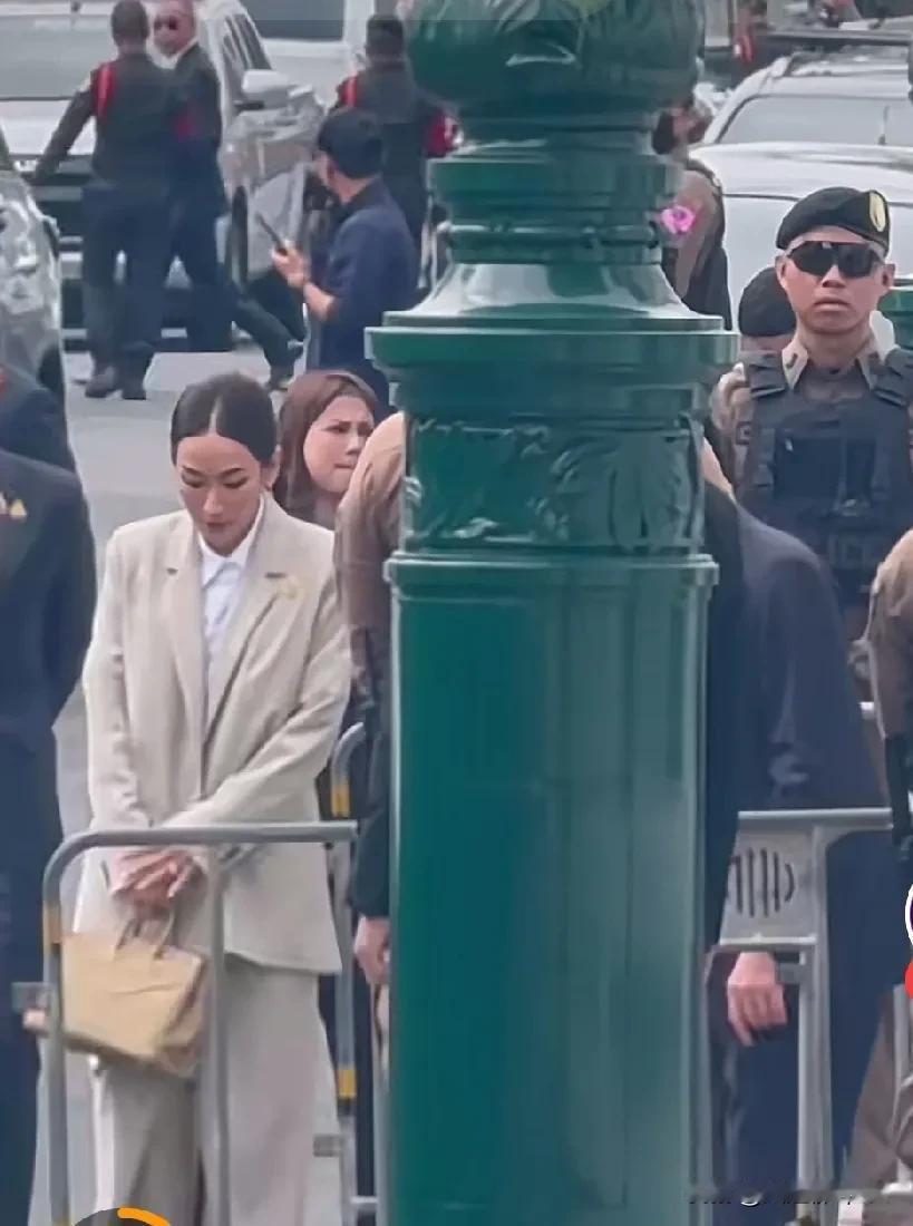 他信到达法院聆讯现场，两个女儿亲自陪同。他信家这一年可真是命运多劫，女儿佩通坦总