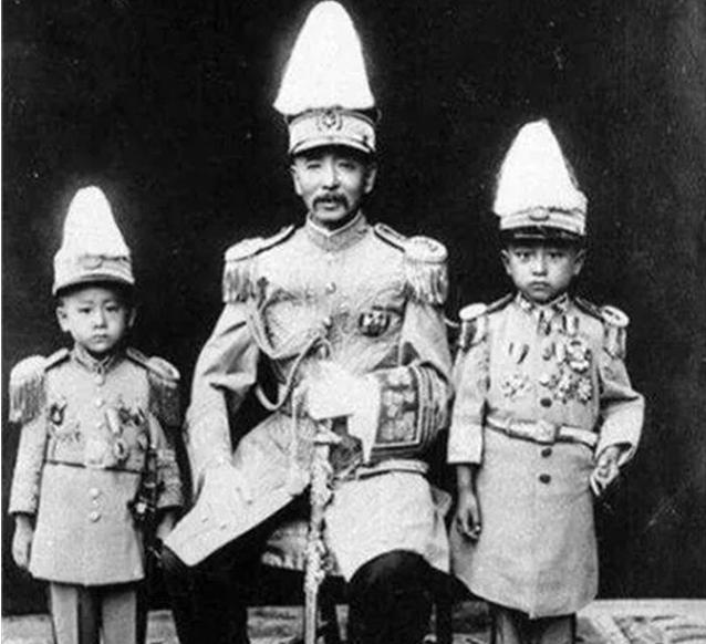 1906年，张作霖经过一穷山村，偶遇一位农家女。

那姑娘挑着水桶走在泥泞里，裤