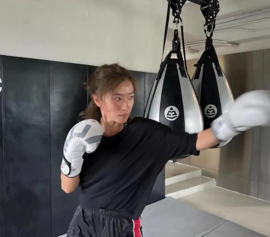 万茜在努力打拳，发泄自己不好的情绪。