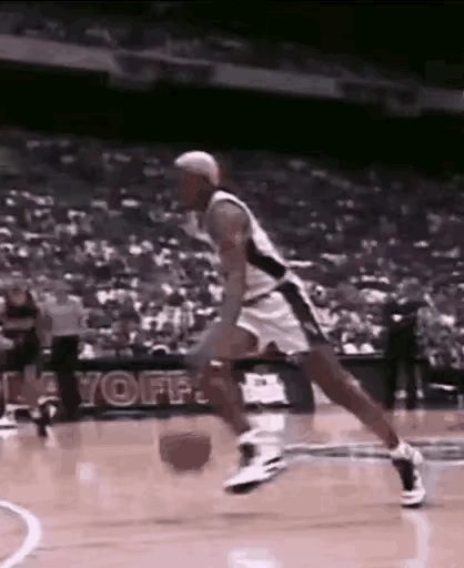 NBA罗德曼三大步空中挑篮！平时只知道他抢板是个狠角色，没想到进攻端他也能做出这