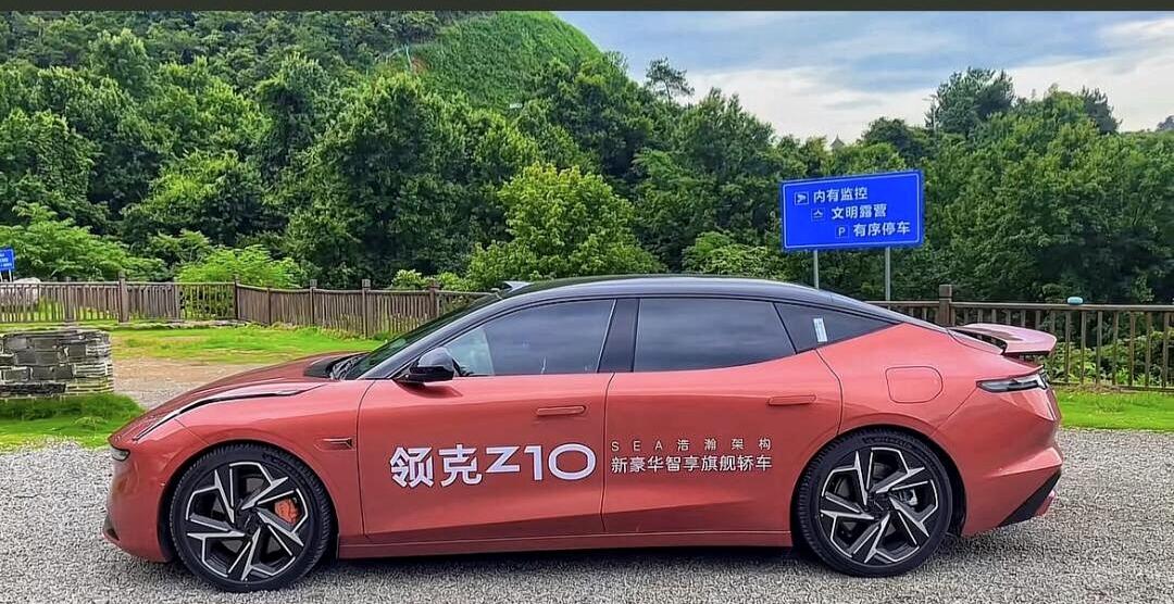 领克Z10大量实车图曝光，运动轿跑基因，外观颜值很能打。
这台领克的首款纯电动轿