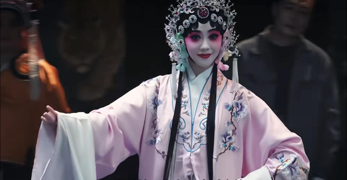忆秦娥唱戏是真的苦，饱吹饿唱，上场前是不吃饭的，还要完成高难度动作。真怕她哪天低