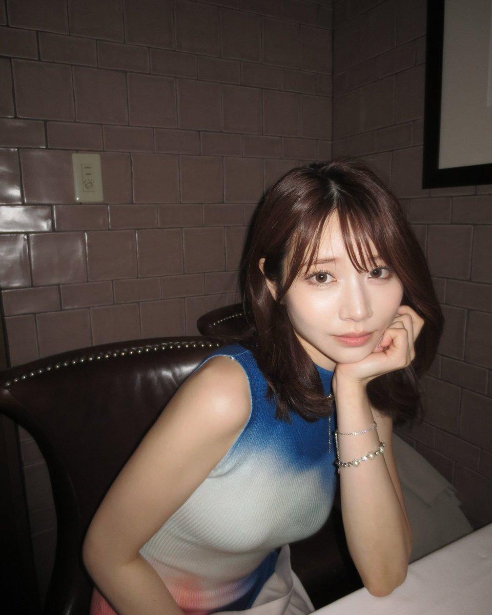 红袖添香夜，美人倚窗思。