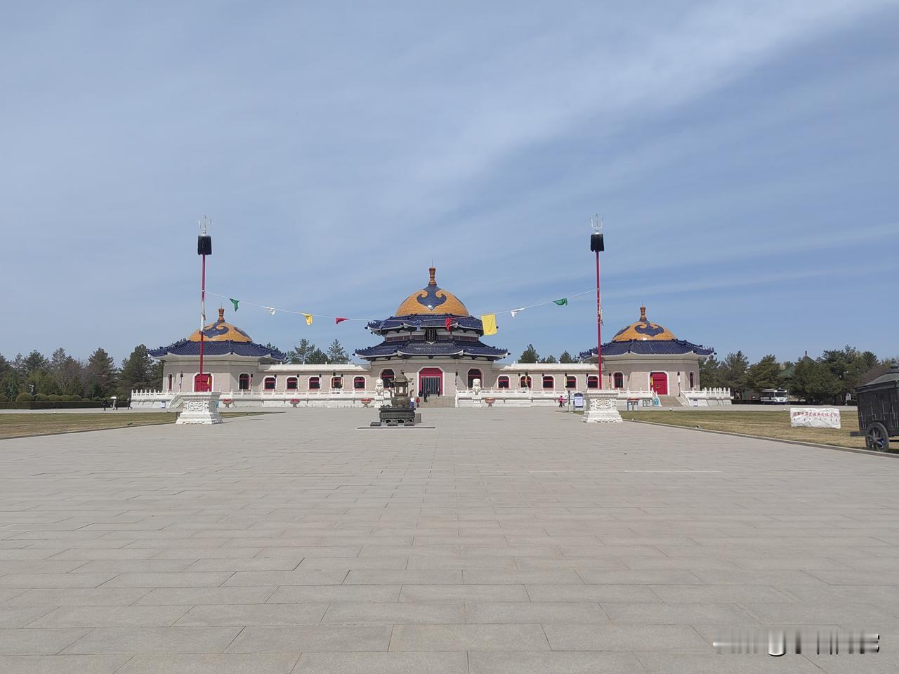 一代天骄，成吉思汗陵，雄扩威严！
从鄂尔多斯康巴什来，约四十分钟，一路畅通，可以