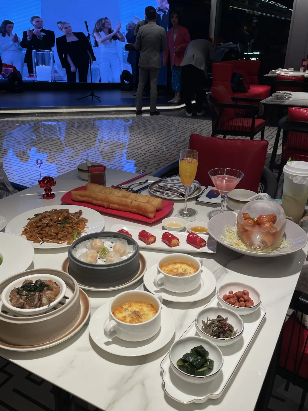 好高级….酒店里的餐厅！还有演出