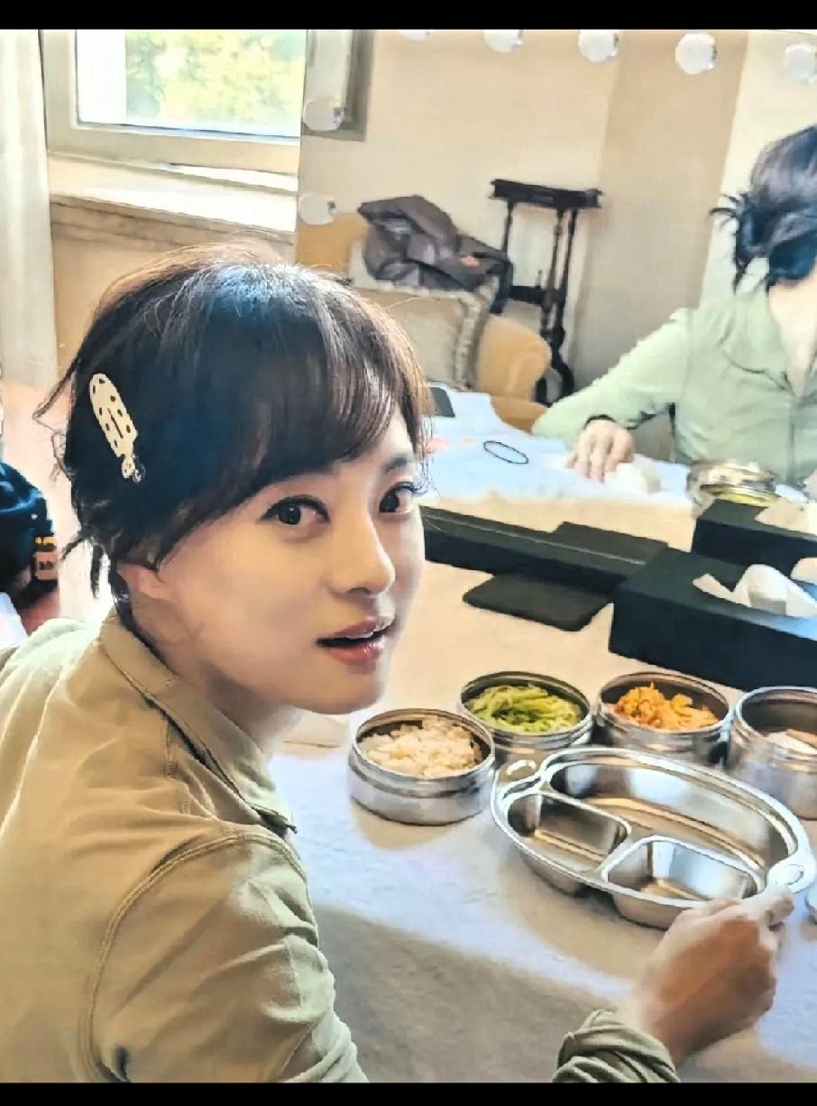 孙俪这素颜状态也太绝了！比起荧幕上的精致和红毯上的盛装，这种居家的松弛感反而更动