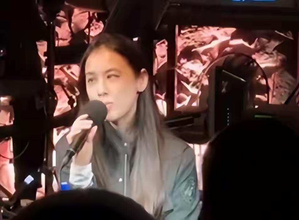 42岁的黄圣依素颜这状态真的挺好的。离婚后的黄圣依的确轻松自由了许多。据说黄圣依